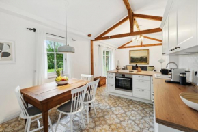 Idylisches Cottage mit Reh